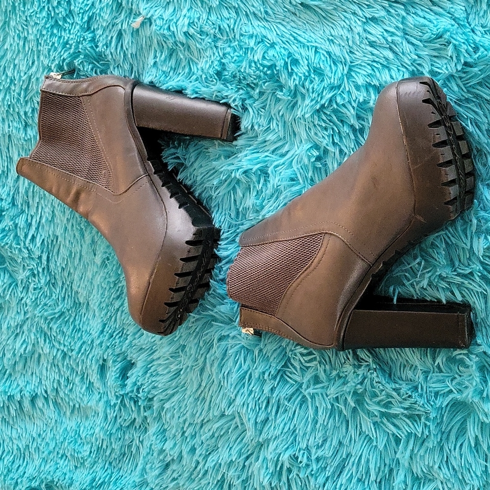 Breckelle's Gray Heeled Boots Size 10